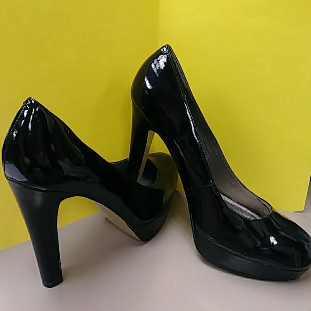 Size 11M Guess Pumps